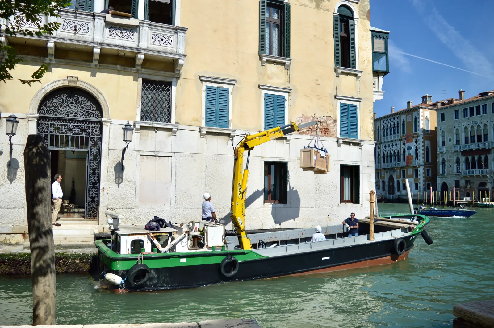 Una cassa entra dalla finestra di un palazzo sul Canal Grande