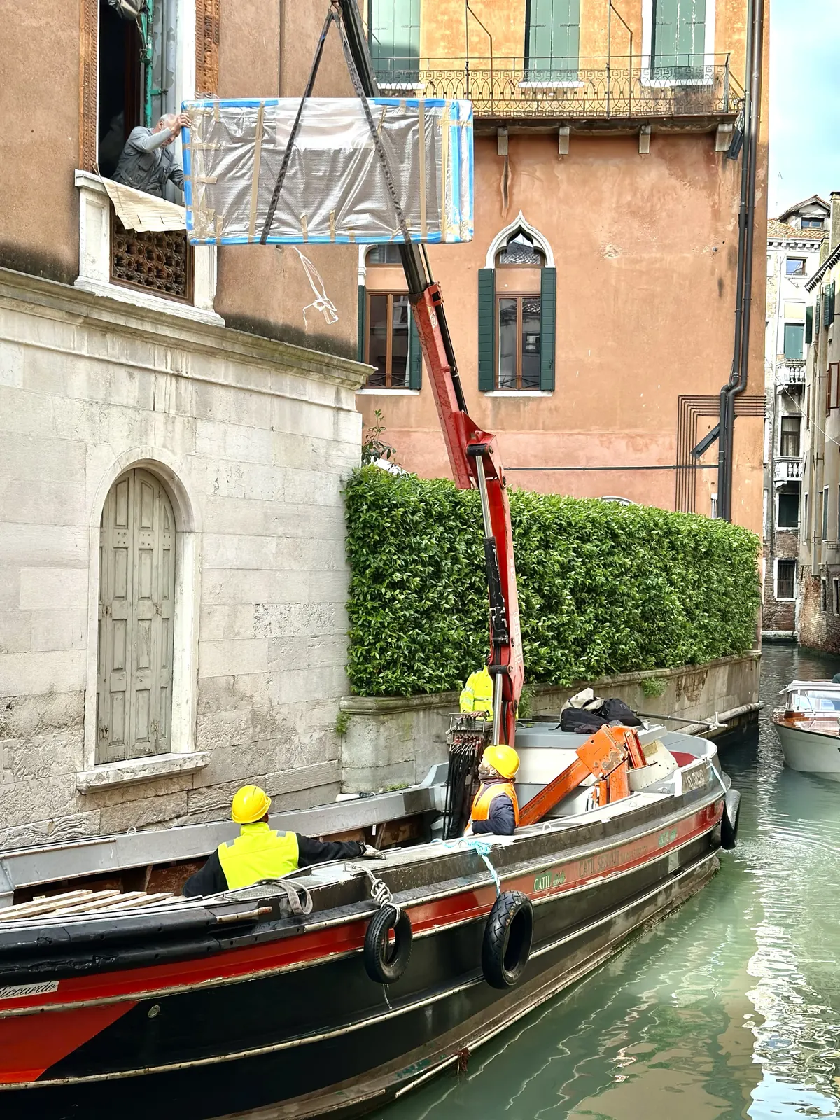 Sollevamento di precisione in canale stretto